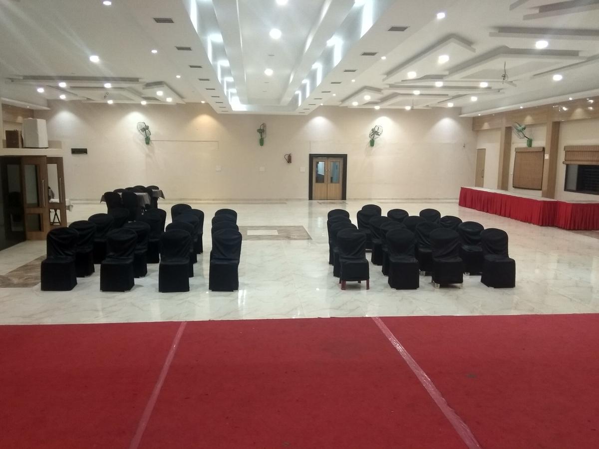 Hotel Royal Regency Bori  Exterior foto